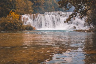 Krka Ulusal Parkı. Şelale ve vahşi manzara Hırvatistan 'ın ünlü turistik beldesinde