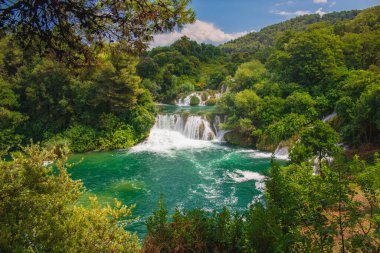 Krka Ulusal Parkı. Şelale ve vahşi manzara Hırvatistan 'ın ünlü turistik beldesinde