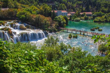 Krka Ulusal Parkı. Şelale ve vahşi manzara Hırvatistan 'ın ünlü turistik beldesinde