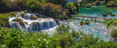 Krka Ulusal Parkı. Şelale ve vahşi manzara Hırvatistan 'ın ünlü turistik beldesinde