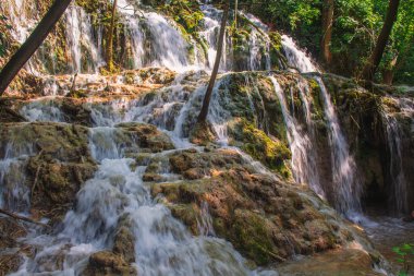 Krka Ulusal Parkı. Şelale ve vahşi manzara Hırvatistan 'ın ünlü turistik beldesinde
