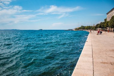 Zadar, Hırvatistan - 26 Temmuz 2018: Eski Zadar kasabasındaki liman. İnsanlar deniz kenarında bir yaz gününü kutluyor.