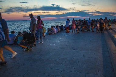 Zadar, Hırvatistan - 26 Temmuz 2018: Geceleri Zadar Rıhtımı. Deneysel bir müzik enstrümanı olan Sea Organ 'ı keşfeden insanlar