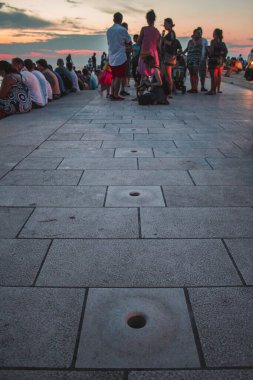 Zadar, Hırvatistan - 26 Temmuz 2018: Geceleri Zadar Rıhtımı. Deneysel bir müzik enstrümanı olan Sea Organ 'ı keşfeden insanlar
