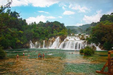Krka Ulusal Parkı, Hırvatistan - 27 Temmuz 2018: Hırvatistan 'ın ünlü turistik merkezinde vahşi manzara ve şelale