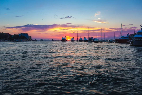 Boote Während Des Farbenfrohen Sonnenuntergangs Hafen Von Zadar Kroatien — Stockfoto