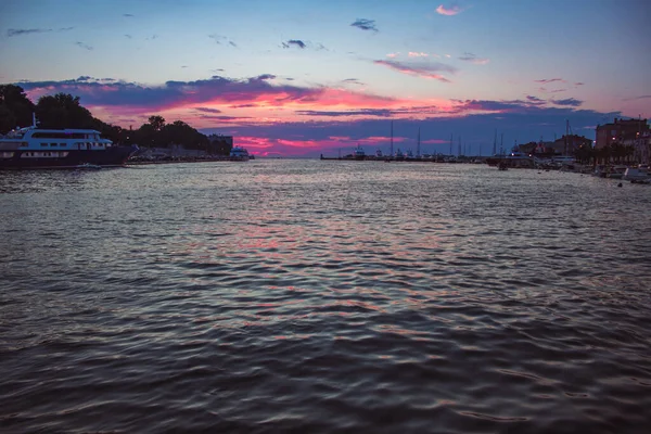 Barcos Durante Pôr Sol Colorido Porto Zadar Croácia — Fotografia de Stock