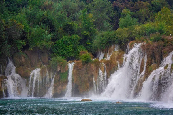 クロアチアの有名な観光名所の滝と野生の風景 — ストック写真