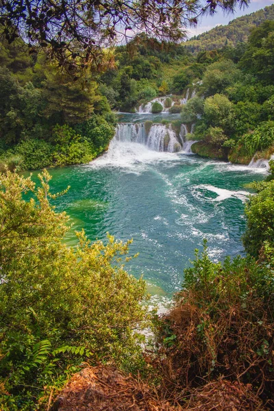 クルカ国立公園 クロアチアの有名な観光名所の滝と野生の風景 — ストック写真