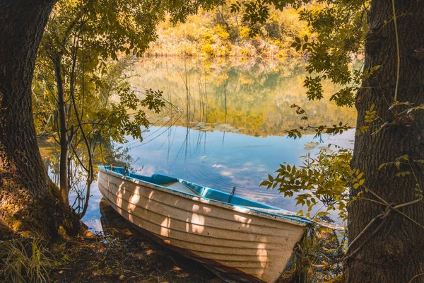 Брошенная Лодка Берегу Реки Национальном Парке Крка Хорватии — стоковое фото
