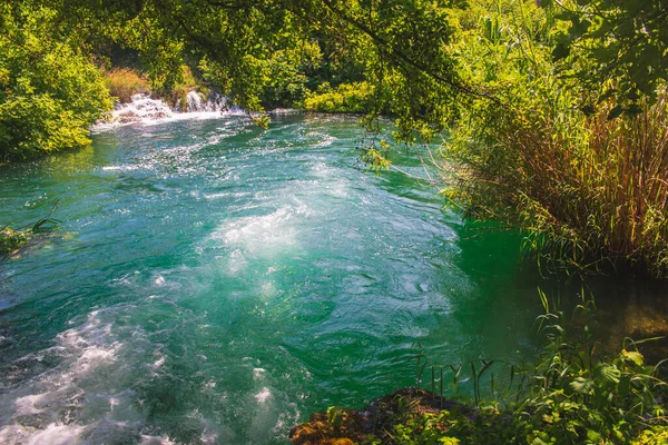 クルカ国立公園 クロアチアの有名な観光名所の滝と野生の風景 — ストック写真