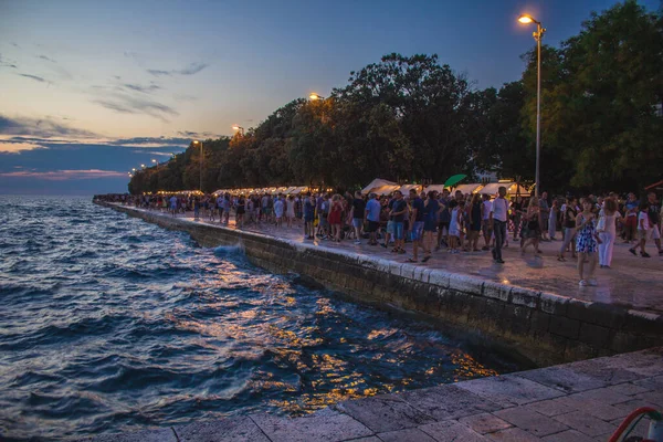 Zadar Croatia July 2018 Waterfront Zadar Night 游客们在夜市上漫步 — 图库照片