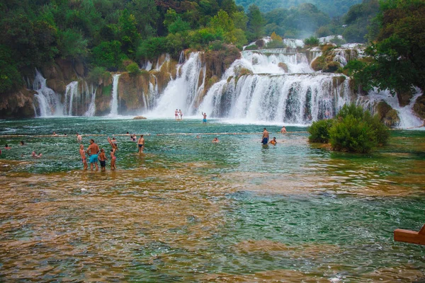 クロアチアのクルカ国立公園 7月27 2018 クロアチアの有名な観光名所での野生の風景と滝 — ストック写真