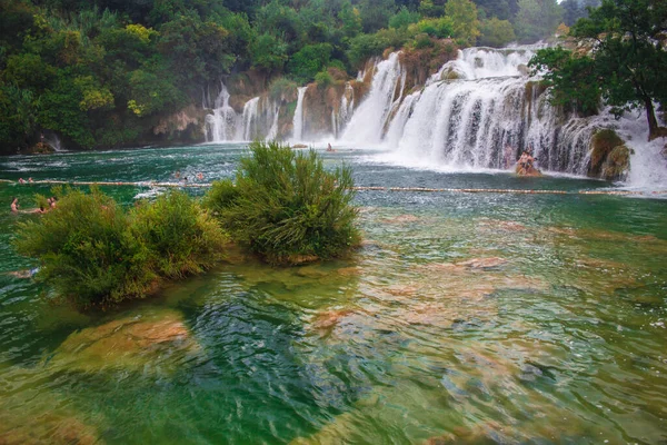 クロアチアのクルカ国立公園 7月27 2018 クロアチアの有名な観光名所での野生の風景と滝 — ストック写真