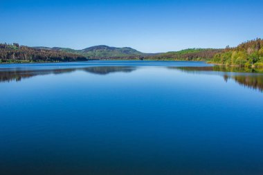 Granestausee 'nin sakin manzarası, Harz Dağları Ulusal Parkı, Almanya