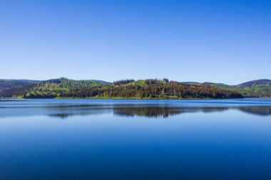 Granestausee 'nin sakin manzarası, Harz Dağları Ulusal Parkı, Almanya