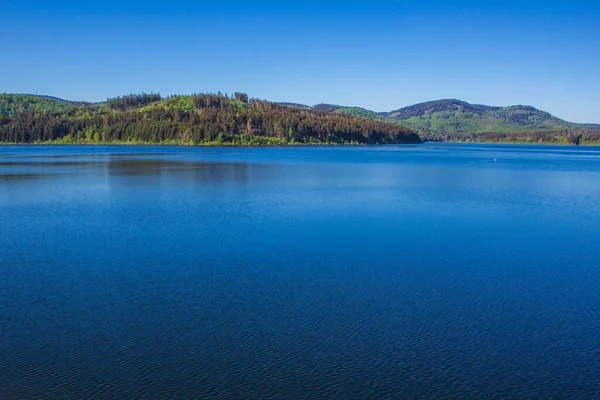 Granestausee 'nin sakin manzarası, Harz Dağları Ulusal Parkı, Almanya