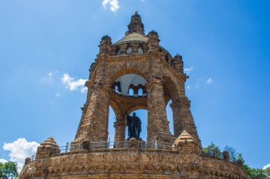 Porta Westfalica, Almanya - 22 Haziran 2020: Almanya 'da Kuzey Ren Vestfalyası' nın Porta Westfalica kenti yakınlarındaki İmparator William Anıtı. Güneşli bir yaz gününde sadece birkaç kişi ziyaret eder.
