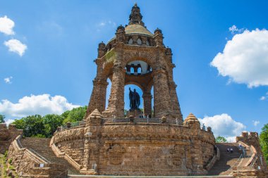 Porta Westfalica, Almanya - 22 Haziran 2020: Almanya 'da Kuzey Ren Vestfalyası' nın Porta Westfalica kenti yakınlarındaki İmparator William Anıtı. Güneşli bir yaz gününde sadece birkaç kişi ziyaret eder.