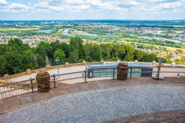 Weserbergland 'daki manzaralı Alman manzarası. İmparator William Anıtı 'ndan (Wittekindsberg) görüntü: Porta Westfalica, Kuzey Ren Vestfalyası, Almanya