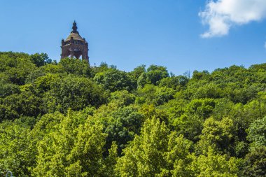 İmparator William Anıtı, Almanya 'nın Kuzey Ren Vestfalyası' nın Porta Westfalica kenti yakınlarındaki Wittekindsberg 'in tepesinde.