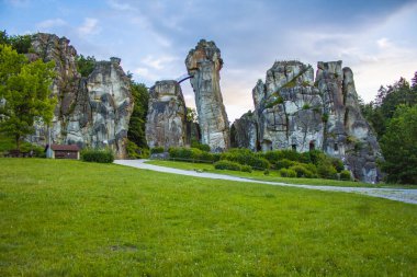 Dıştan. Kum taşı oluşumu Teutoburg Ormanı, Kuzey Ren Vestfalyası, Almanya
