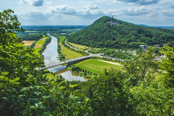 İmparator William Anıtı Wittekindsberg 'in tepesinde ve Weser nehri solda. Almanya 'nın Kuzey Ren Vestfalya eyaletinde yer alan bir şehirdir. Portakanzel bakış açısından bak.