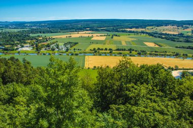 Weser Uplands / Weser Tepeleri. Weser Nehri 'nin manzarası ve Kuzey Ren Vestfalya' da Hoexter kenti yakınlarındaki çevresi.