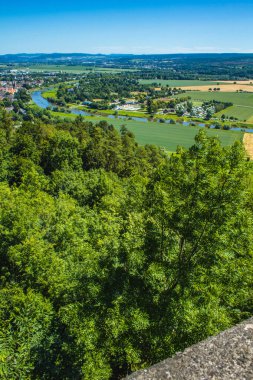 Weser Uplands / Weser Tepeleri. Weser Nehri 'nin manzarası ve Kuzey Ren Vestfalya' da Hoexter kenti yakınlarındaki çevresi.