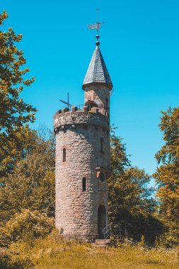 Hoexter şehrinin yakınında Bismarckturm. Kuzey Ren Vestfalya, Almanya