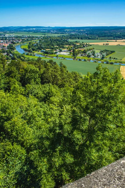 ウェザー アップランズ ウェザー ヒルズ ドイツのノルトライン ヴェストファーレン州のHoexter市の近くにあるWeser川と周辺の景色 — ストック写真