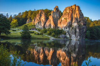 Dıştan. Kum taşı oluşumu Teutoburg Ormanı, Kuzey Ren Vestfalyası, Almanya