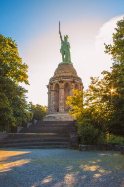 Hermannsdenkmal. Hermann Anıtı Almanya 'daki en yüksek heykeldir. Kuzey Ren Vestfalyası, Teutoburg Ormanı 'nda yer almaktadır.