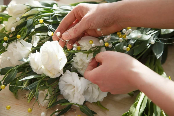 花束春の花を作る花屋の手 — ストック写真