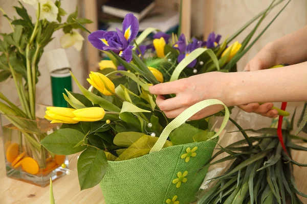 花束春の花を作る花屋の手 — ストック写真