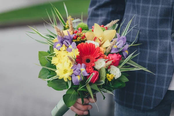 男の手に花の花束 — ストック写真