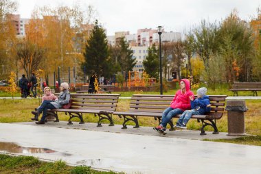 insanlar sonbaharda parkta, sakin ol. Kazan, Rusya Federasyonu, 10 Ekim, 2017