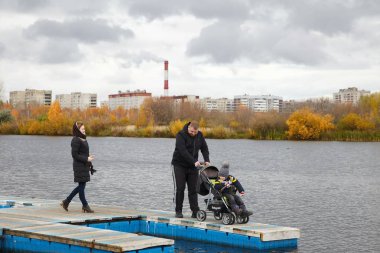 insanlar sonbaharda parkta yürümek. Kazan, Rusya Federasyonu, 10 Ekim, 2017