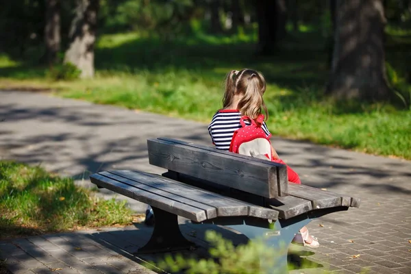 Alone Little Girl Backpack Sitting Bench Park Summer — Stock Photo, Image