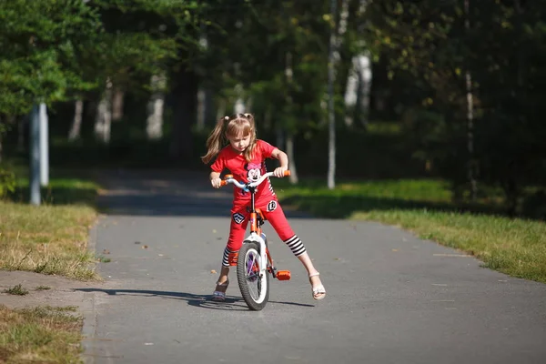 Niña Montando Una Bicicleta Parque Verano Kazan Rusia Agosto 2017 — Foto de Stock