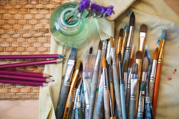Birçok farklı boya fırçaları