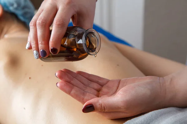 Profesyonel masör güzellik salonunda kadın masajı yapıyor.