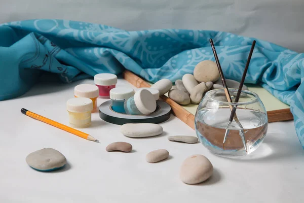 El yapımı - taş boyama. üretim dekorasyon.