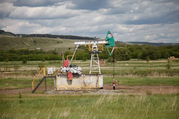 Obrabiarka Wydobycia Ropy Naftowej Krajobraz Lato — Zdjęcie stockowe