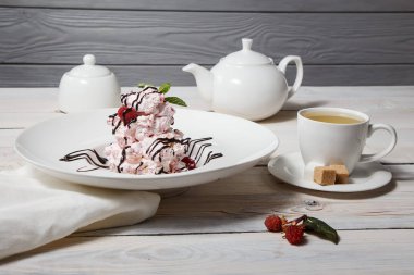 Ahududu / ahududu pavlova tatlılar beze tatlısı