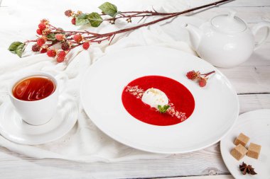 Dondurma ve nane ile çilek çorbası. Püresi çilek vanilyalı dondurma ile tepesinde nane yaprakları ile süslenmiş. Karışık çilek. Berry tatlı