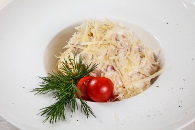 İtalyan Tagliatelle Pasta kızarmış somon fileto ve rendelenmiş Parmesan peyniri ile