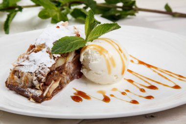 Şekerli tatlı elma strudel vanilyalı dondurma ile