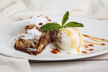 Şekerli tatlı elma strudel vanilyalı dondurma ile