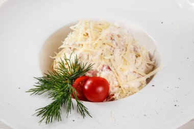İtalyan Tagliatelle Pasta kızarmış somon fileto ve rendelenmiş Parmesan peyniri ile